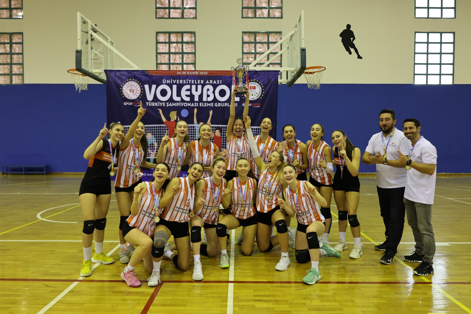 İzmir Ekonomi Üniversitesi namağlup şampiyonluğa ulaştı