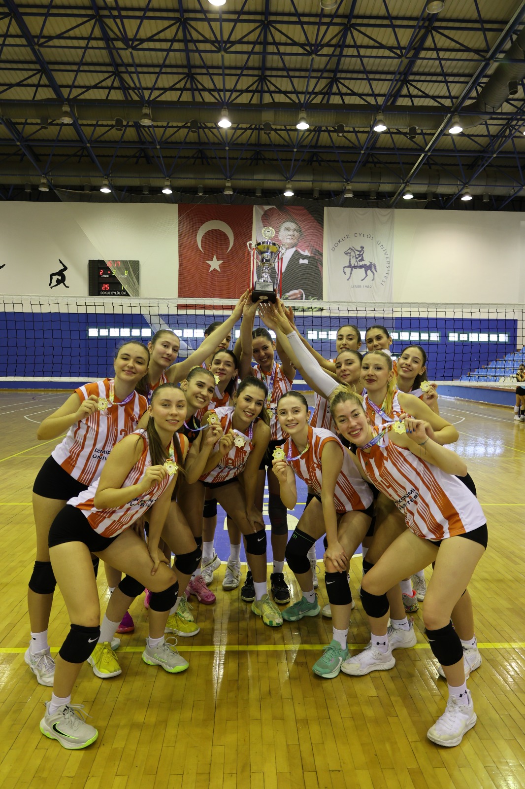 İzmir Ekonomi Üniversitesi namağlup şampiyonluğa ulaştı