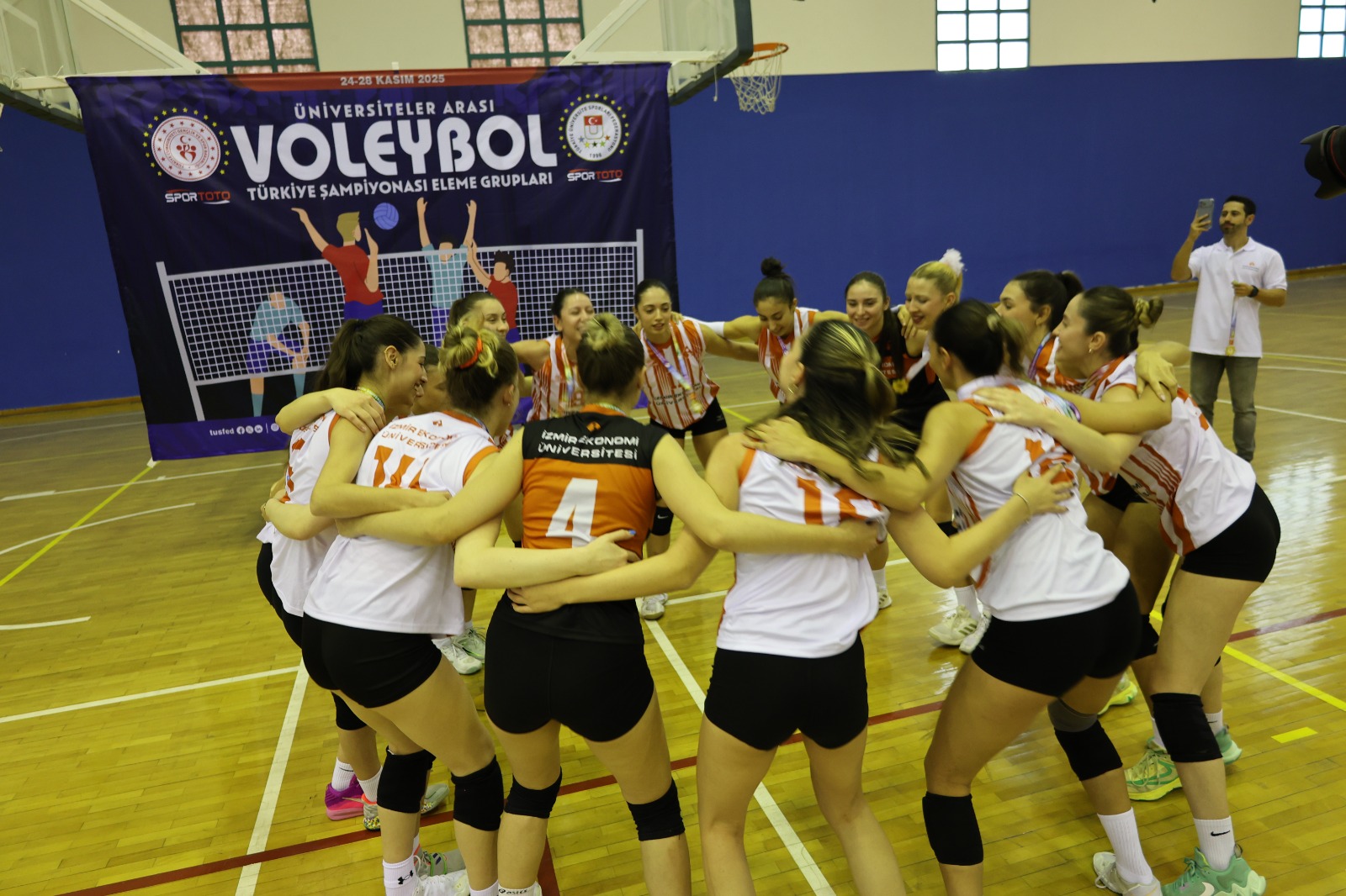 İzmir Ekonomi Üniversitesi namağlup şampiyonluğa ulaştı