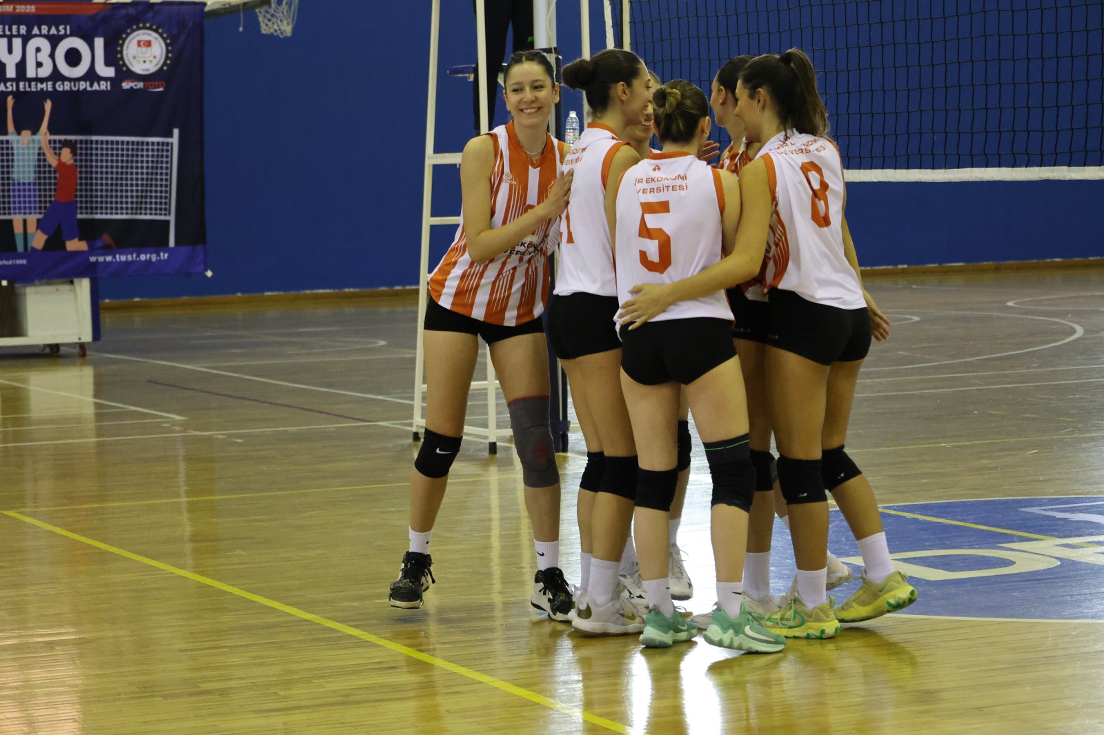 İzmir Ekonomi Üniversitesi namağlup şampiyonluğa ulaştı