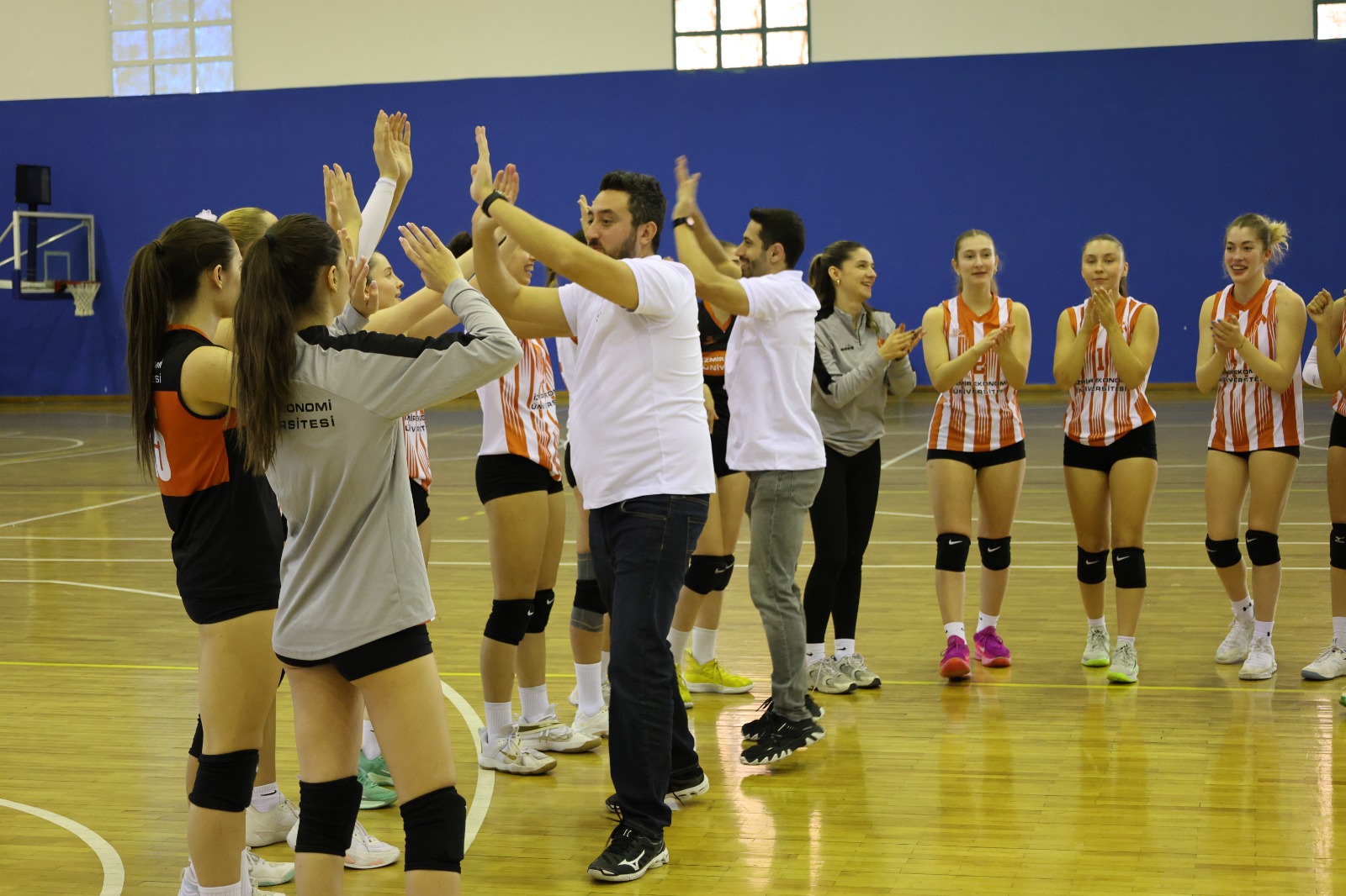 İzmir Ekonomi Üniversitesi namağlup şampiyonluğa ulaştı