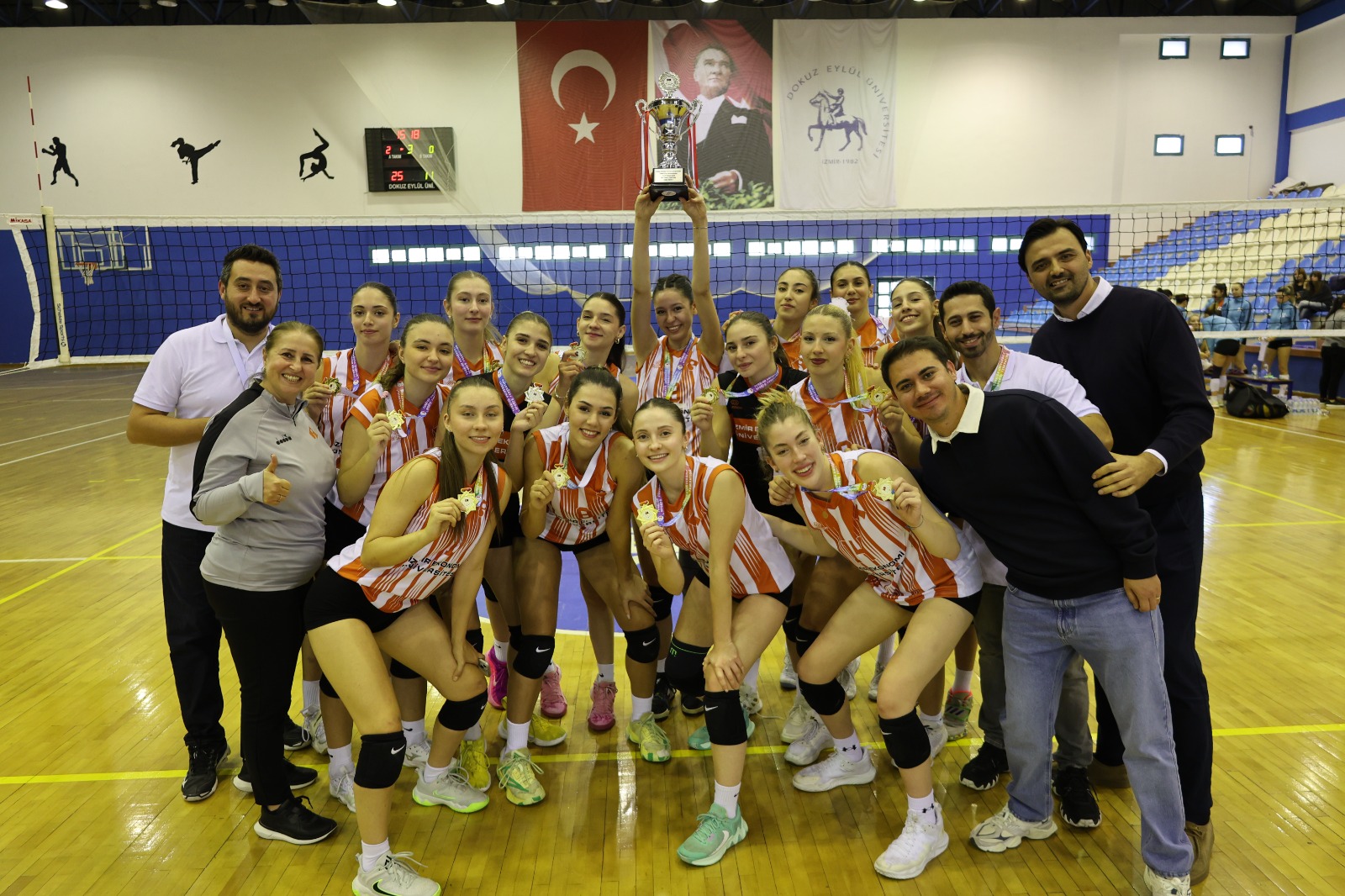 İzmir Ekonomi Üniversitesi namağlup şampiyonluğa ulaştı