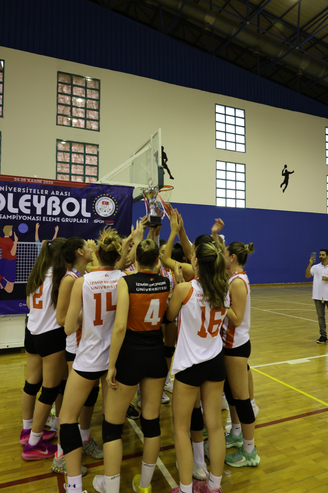 İzmir Ekonomi Üniversitesi namağlup şampiyonluğa ulaştı