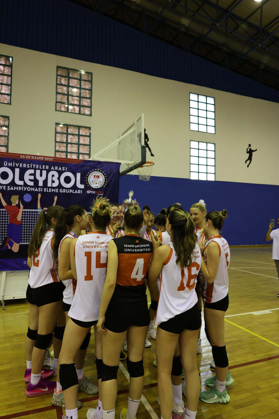 İzmir Ekonomi Üniversitesi namağlup şampiyonluğa ulaştı