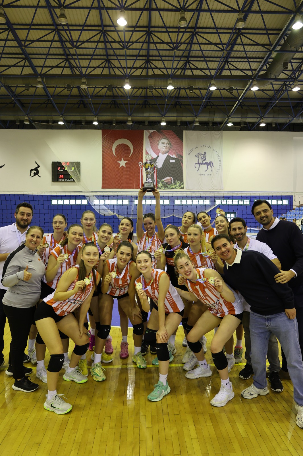 İzmir Ekonomi Üniversitesi namağlup şampiyonluğa ulaştı