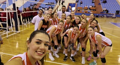 İzmir Ekonomi Üniversitesi namağlup şampiyonluğa ulaştı