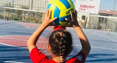Koç Holding ve TVOLAF işbirliği ile Hatay'da voleybol okulu açıldı