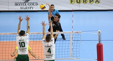 Bursa Büyükşehir Belediyespor Voleybol Balkan Kupası'na galibiyetle başladı