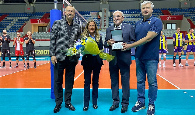 Fenerbahçe Abdullah Paşaoğlu'na plaketini takdim etti