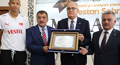 Melissa Vargas'a Malatya'da onur belgesi