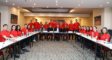 TVF Başkanı Üstündağ, Ulusal Voleybol Aday Hakem Kursu'nu ziyaret etti
