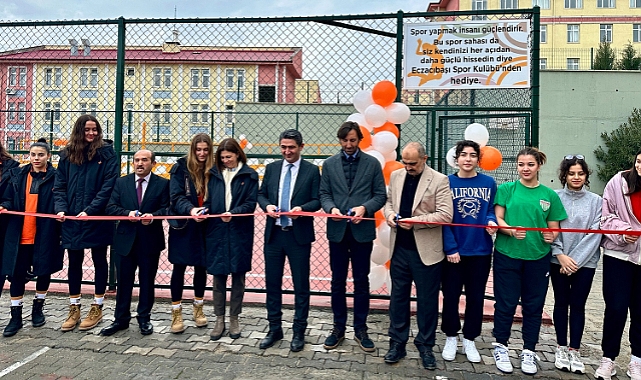 Eczacıbaşı Spor Kulübü Kahramanmaraş Aziz Sancar Anadolu Lisesi’ne voleybol sahası hediye etti