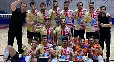 5 setlik maçın galibi Niksar oldu