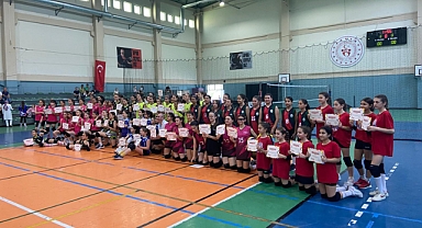 Bursa'da Mini Voleybol Şenliği yapıldı