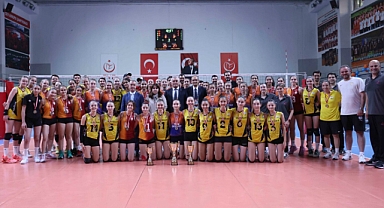 Midi Kızlarda Türkiye şampiyonu VakıfBank oldu