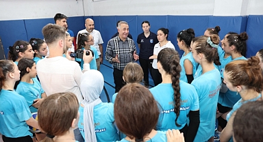 Sultangazi Belediye Başkanı Dursun, genç voleybolcularla bir araya geldi