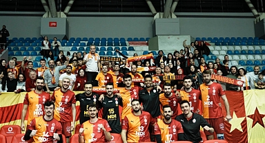 Galatasaray seyircisiyle mutlu