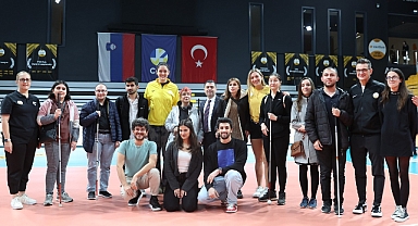 VakıfBank'tan dünyada ilk! Görme engellilere voleybol deneyimi yaşatıldı