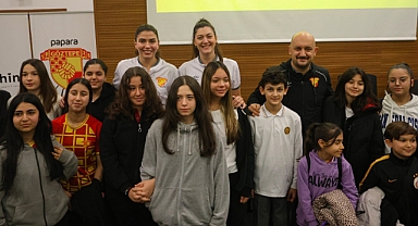 Papara Göztepe Voleybol ve Sporthink İş Birliği ile İzmir’in Okullarına 750 Top Hediyesi