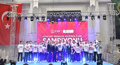 Pizza Hut Erkekler 1.Ligi'nin Şampiyonu Gebze Bld., kupa ve madalyalarını törenle aldı