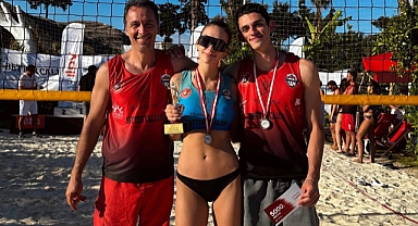 Kandemir ailesi plaj voleyboluna damga vurdu