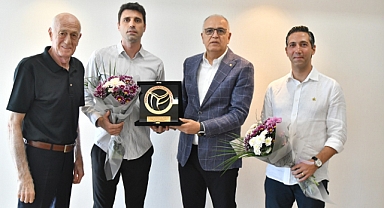 TVF Başkanı Üstündağ'dan Umut Çakır ve Mert Karatop'a çiçek ve plaket