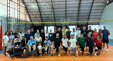 Voleybol camiası sahada buluştu: Anlaşma, mücadele ve dostluk