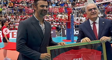 Arslan Ekşi'ye plaket takdim edildi