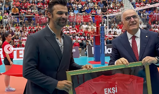 Arslan Ekşi'ye plaket takdim edildi