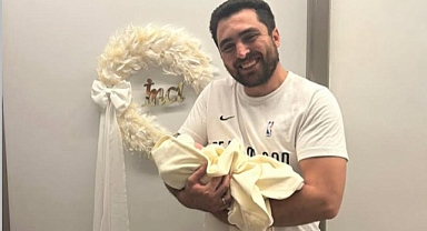 Mustafa Ak baba oldu