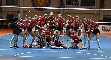 Beş setlik maçta kazanan Manisa Büyükşehir Belediyespor