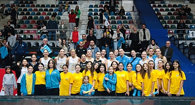 PTT Spor seyircisi önünde kazandı