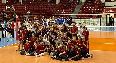 İba Kimya TED Ankara Kolejliler set vermeden kazandı