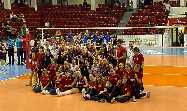 İba Kimya TED Ankara Kolejliler set vermeden kazandı 