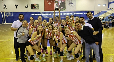 İzmir Ekonomi Üniversitesi namağlup şampiyonluğa ulaştı