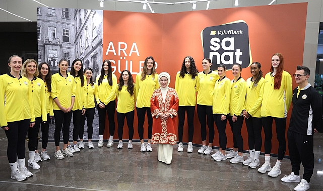 Vakıfbank Sanat Galerisi'nin açılışında Emine Erdoğan'a anlamlı hediye 