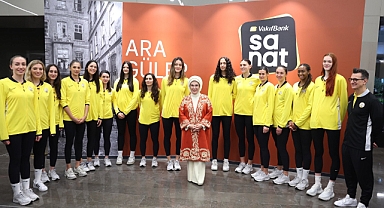 Vakıfbank Sanat Galerisi'nin açılışında Emine Erdoğan'a anlamlı hediye