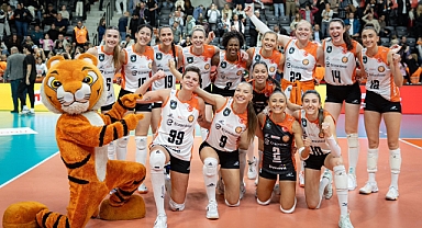 Eczacıbaşı Dynavit evinde Galatasaray Daikin'i 3-0 ile geçti