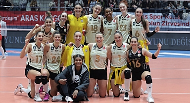 Lider VakıfBank, İzmir'den galibiyetle dönüyor
