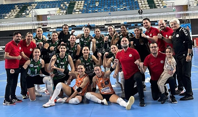 Sakarya Voleybol evinde üç puanı aldı 