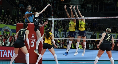 VakıfBank, dev derbide Fenerbahçe Medicana'yı 3-2 mağlup etti