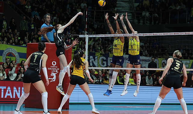 VakıfBank, dev derbide Fenerbahçe Medicana'yı 3-2 mağlup etti
