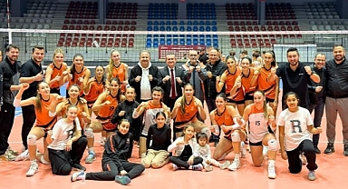 Rota Koleji, Karşıyaka’yı set vermeden geçti