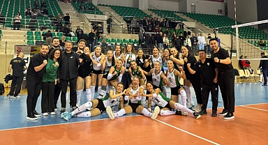 Akhisar Belediyespor, Beşiktaş Naviosa'ya set vermedi 