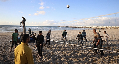 Gazze sahilinde iftar öncesi voleybol