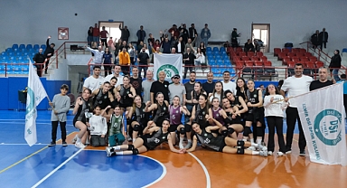 İzmir DSİ üç puanı dört sette aldı