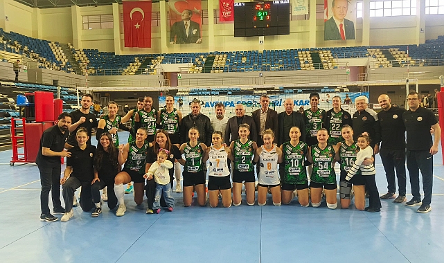 Sakarya Voleybol liderliğini sürdürdü 