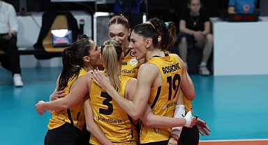 VakıfBank, Kupa Voley'de yolu yarıladı