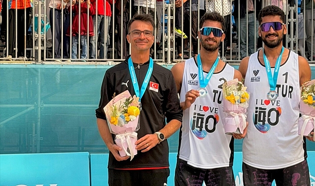 Yusuf Özdemir-Batuhan Kuru ikilisinden Çin'deki plaj voleybolu turnuvasında gümüş madalya