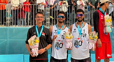 Yusuf Özdemir-Batuhan Kuru ikilisinden Çin'deki plaj voleybolu turnuvasında gümüş madalya